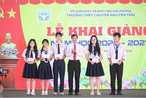 Khối Thi đua số 02 trao học bổng cho học sinh giỏi, vượt khó nhân dịp  khai giảng năm học 2026-2027